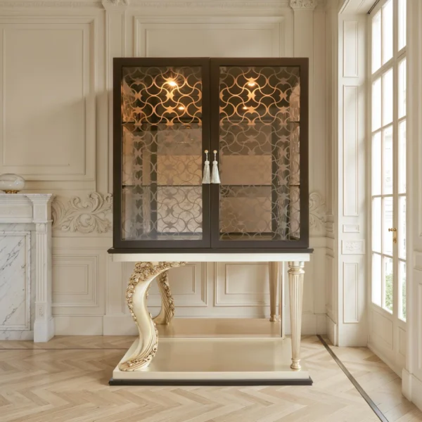 Luxus‑Vitrine mit Glastüren und goldfarbenem Ziergitter, auf Konsolenbasis mit geschnitztem Volutenbein in Gold und kannelierter Säule.