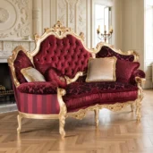 Divano barocco di lusso con intagli dorati e rivestimento in velluto rosso, perfetto per ambienti eleganti