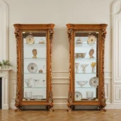 Vetrina di lusso in legno lucidato con intagli classici e dettagli dorati, ante in vetro, schienale specchiato e ripiani in vetro; ideale per salotto e sala da pranzo.