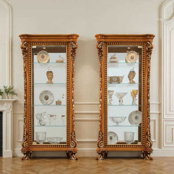 Vetrina di lusso in legno lucidato con intagli classici e dettagli dorati, ante in vetro, schienale specchiato e ripiani in vetro; ideale per salotto e sala da pranzo.