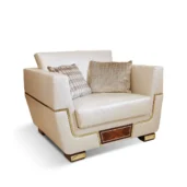 Poltrona elegante color crema con inserti in legno e finiture dorate in un ambiente classico raffinato