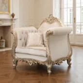 Barockstil-Sessel mit cremefarbener Polsterung und handgeschnitzten goldenen Details in einem klassischen Wohnzimmer