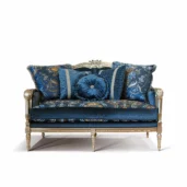 Divanetto classico in velluto blu scuro con cornice dorata, cuscini decorati e motivi floreali