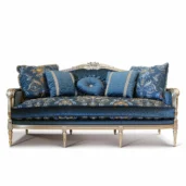 Divano classico in velluto blu scuro con cornice dorata, cuscini decorati e motivi floreali