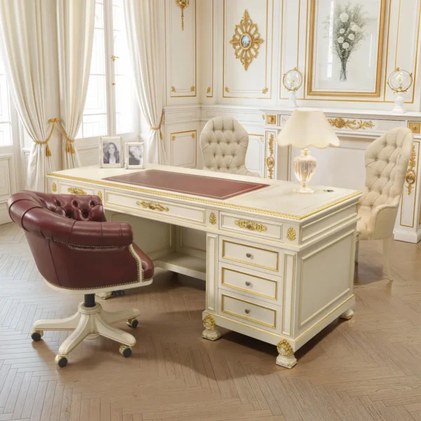 Scrivania direzionale di lusso laccata avorio con dettagli oro e inserto in pelle bordeaux, in elegante studio classico.