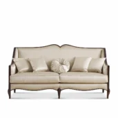 Divano classico di lusso con struttura in legno scuro a vista e rivestimento in seta color crema, completo di cuscini decorativi, per un salotto elegante.