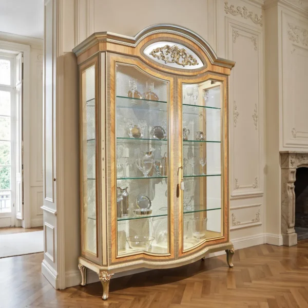 Vetrina di lusso stile neoclassico in legno chiaro con cornici dorate, due ante in vetro, schienale specchiato e ripiani in cristallo; ideale per salotto o sala da pranzo.