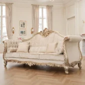 Barockstil-Sofa mit goldenen Schnitzereien und cremefarbener Polsterung in einem klassischen eleganten Wohnzimmer