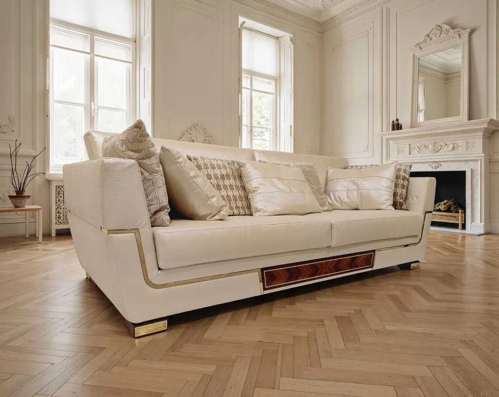 Divano di lusso color crema con inserti in legno e finiture dorate in un elegante salone classico
