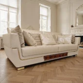 Divano di lusso color crema con inserti in legno e finiture dorate in un elegante salone classico