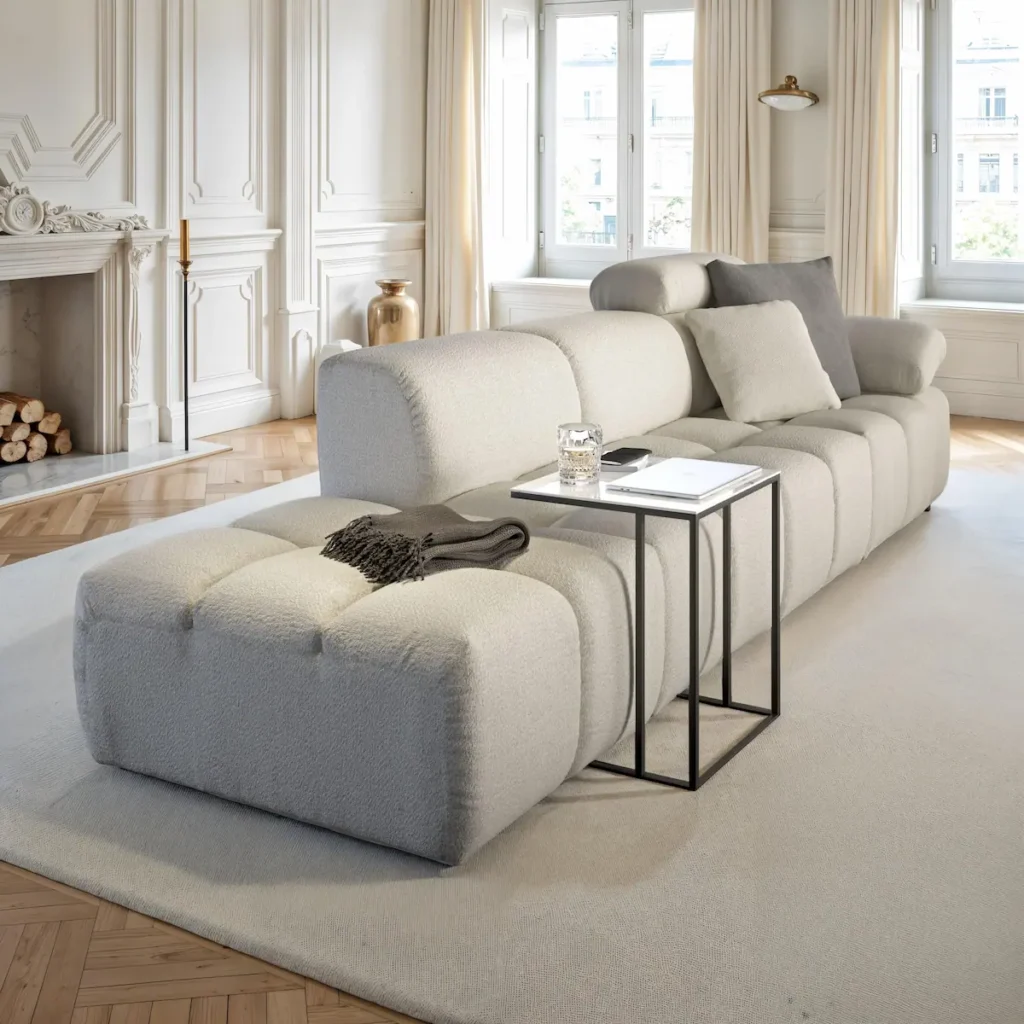 Divano modulare moderno di lusso con rivestimento bianco e cuscini coordinati, ideale per ambienti contemporanei