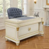 Luxuriöser Chefschreibtisch in Elfenbein und Gold mit kannelierten Pilastern und vergoldeten Kapitellen, zentralem Medaillon und graublauer Ledereinlage in elegantem klassischen Büro.