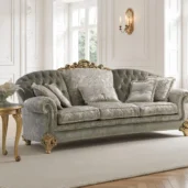 Divano in stile classico rivestito in velluto damascato verde-argento con piedi dorati, in un salotto elegante