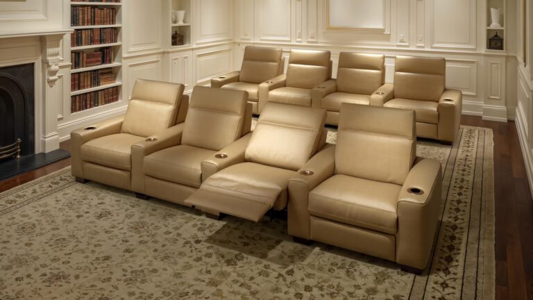 Beige Leder-Relaxsessel für luxuriöses Heimkino im eleganten Wohnzimmer