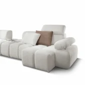 Divano modulare moderno di lusso con rivestimento bianco e cuscini coordinati, ideale per ambienti contemporanei