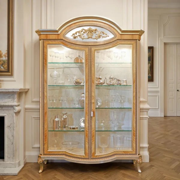 Vetrina di lusso stile neoclassico in legno chiaro con cornici dorate, due ante in vetro, schienale specchiato e ripiani in cristallo; ideale per salotto o sala da pranzo.