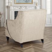 Poltrona moderna di lusso in tessuto beige con braccioli e gambe in legno scuro