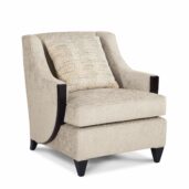 Poltrona moderna di lusso in tessuto beige con braccioli e gambe in legno scuro