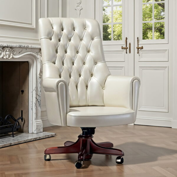 Poltrona direzionale in pelle trapuntata color avorio con base in legno massello prodotta da Marzorati