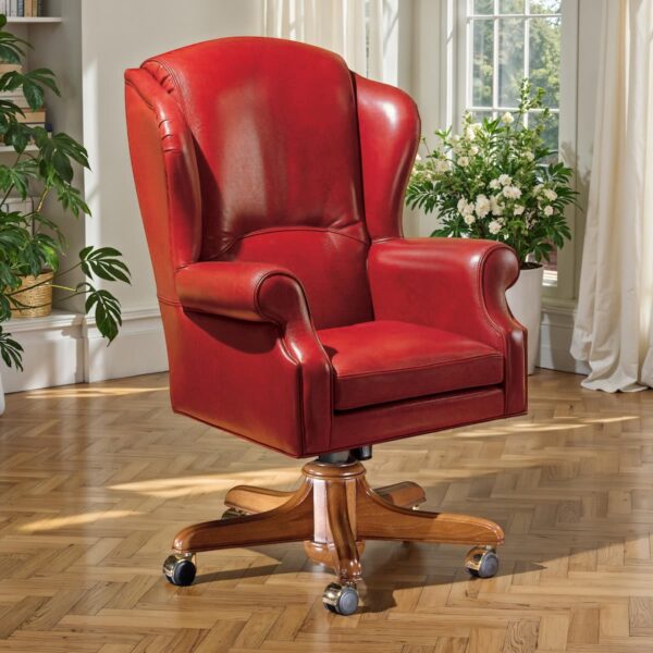 Elegante poltrona executive in pelle rossa con schienale alto, base girevole in legno e ruote, ideale per arredi ufficio di lusso.
