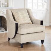 Poltrona moderna di lusso in tessuto beige con braccioli e gambe in legno scuro