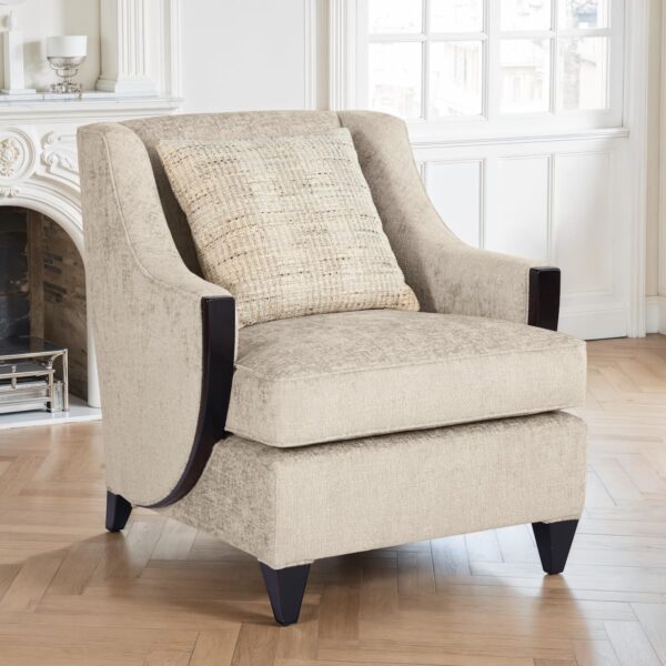 Poltrona moderna di lusso in tessuto beige con braccioli e gambe in legno scuro