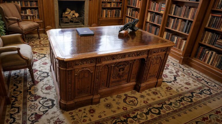 Presidential-style wooden desk with carved details, ideal for prestigious offices and perfectly matched with luxury executive chairs.