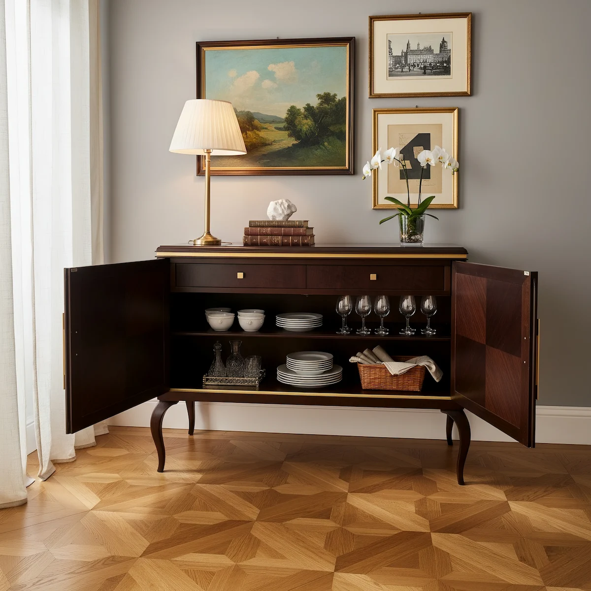 Инкрустированный буфет из дуба с позолотой и латунными ручками Роскошный дубовый буфет с инкрустацией, элементами из массива, отделкой сусальным золотом и элегантными латунными ручками, изготовленный вручную в Италии.