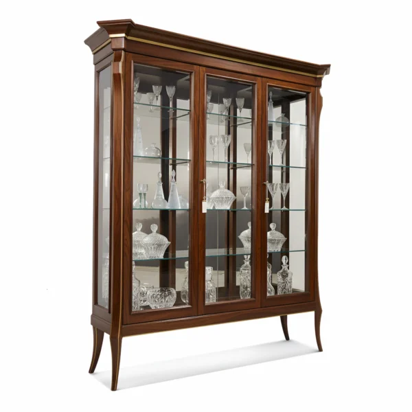 Vetrina classica a tre ante in massello di noce con vetri e ripiani in cristallo, ideale per soggiorni e sale da pranzo di lusso.