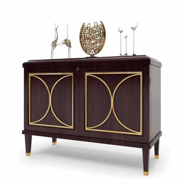 Роскошный дубовый буфет с инкрустацией, элементами из массива, отделкой сусальным золотом и элегантными латунными ручками, изготовленный вручную в Италии.
