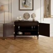 Роскошный комод из темного дуба с изысканными элементами из сусального золота, выполненный вручную в Италии.