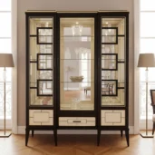 Vetrina di lusso in legno scuro con profili dorati e ripiani in vetro, ideale per soggiorno o sala da pranzo.