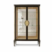 Vetrina di lusso in legno massello con colonne in ottone e ripiani in vetro, ideale per soggiorno o sala da pranzo.