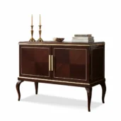 Роскошный дубовый буфет с инкрустацией, элементами из массива, отделкой сусальным золотом и элегантными латунными ручками, изготовленный вручную в Италии.