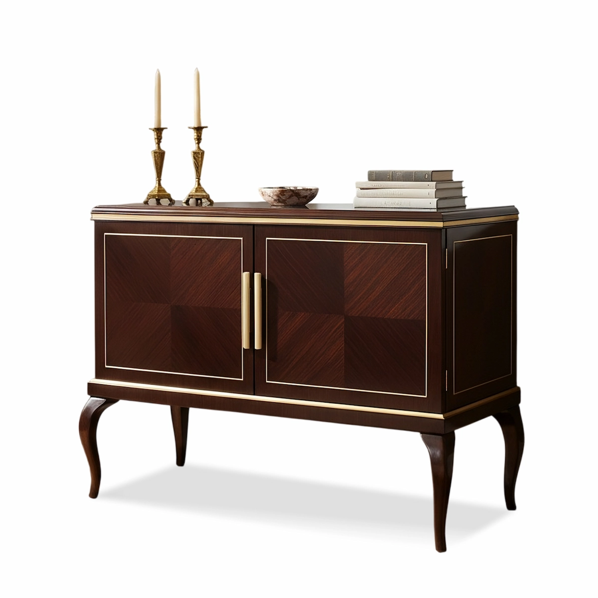 Инкрустированный буфет из дуба с позолотой и латунными ручками Роскошный дубовый буфет с инкрустацией, элементами из массива, отделкой сусальным золотом и элегантными латунными ручками, изготовленный вручную в Италии.