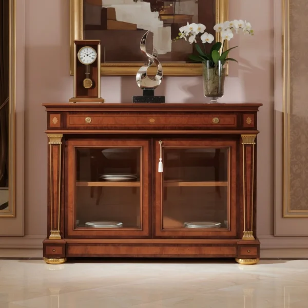 Роскошный буфет в стиле Ампир с двумя дверцами, инкрустированным деревом, каннелюрными колоннами и отделкой сусальным золотом.