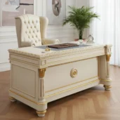 Элитный письменный стол в стиле ампир, лак цвета слоновой кости, декор сусальным золотом, колонны, вид спереди в классическом интерьере.