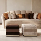 Квадратный роскошный пуф для гостиной в обивке из изысканных итальянских тканей, в комплекте с изогнутым диваном и ковром.