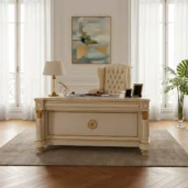 Элитный письменный стол в стиле ампир, лак цвета слоновой кости, декор сусальным золотом, колонны, вид спереди в классическом интерьере.