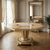 Tavolo ottagonale di lusso stile neoclassico con piano in impiallacciatura di acero a motivi geometrici e basamento centrale a colonna rifinito in foglia argento.