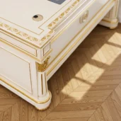 Элитный письменный стол в стиле ампир, лак цвета слоновой кости, декор сусальным золотом, колонны, вид спереди в классическом интерьере.