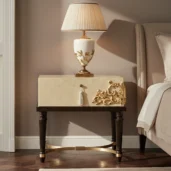 Итальянская роскошная прикроватная тумба из инкрустированного дерева с декоративным фасадом, тёмными точёными ножками и золотистым латунным декором для классической спальни.