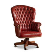 Luxuriöser Executive-Bürostuhl aus capitonnierter Lederpolsterung, handgefertigt in Italien, mit hoher Rückenlehne, drehbarem Holzfuß und Rollen, ideal für exklusive Chefbüros.