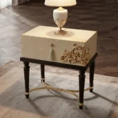 Итальянская роскошная прикроватная тумба из инкрустированного дерева с декоративным фасадом, тёмными точёными ножками и золотистым латунным декором для классической спальни.