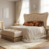 Бежевая мягкая банкетка капитоне с золотым резным декором и длинной бахромой у изножья кровати в классической спальне