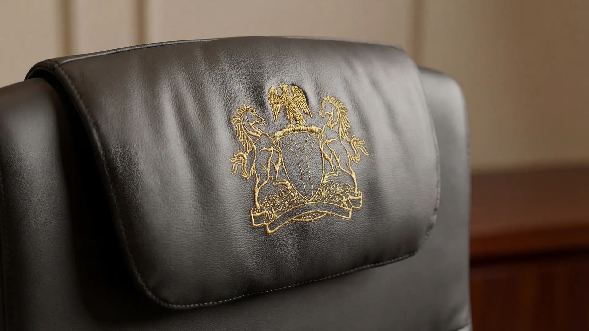 Кресла для домашнего кинотеатра Ricamo logo aziendale su poltrona presidenziale pelle marrone