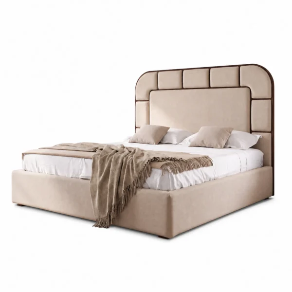 Letto matrimoniale di lusso con base contenitore. Testata alta imbottita in tessuto beige a riquadri, incorniciata da una struttura curva in pregiato noce canaletto.