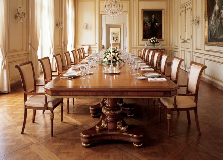 Grande tavolo di rappresentanza realizzato artigianalmente in Italia per sale istituzionali, vertici diplomatici, conferenze governative e cerimonie di Stato.