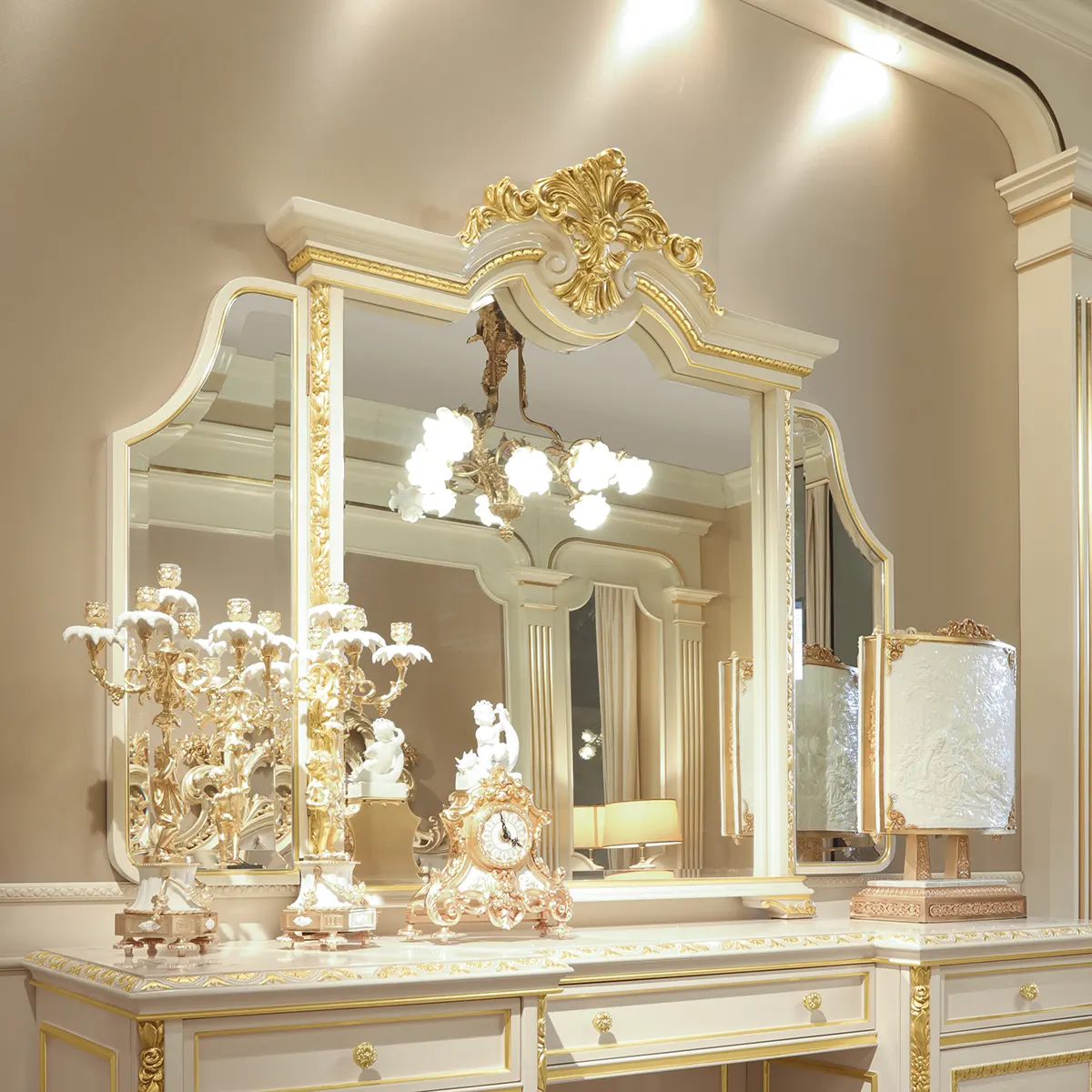 Carmen Three-Panel Mirror Carmen three-panel mirror with gold details, Marzorati collection