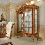 Carmen 2-door display cabinet with gold details, Marzorati collection